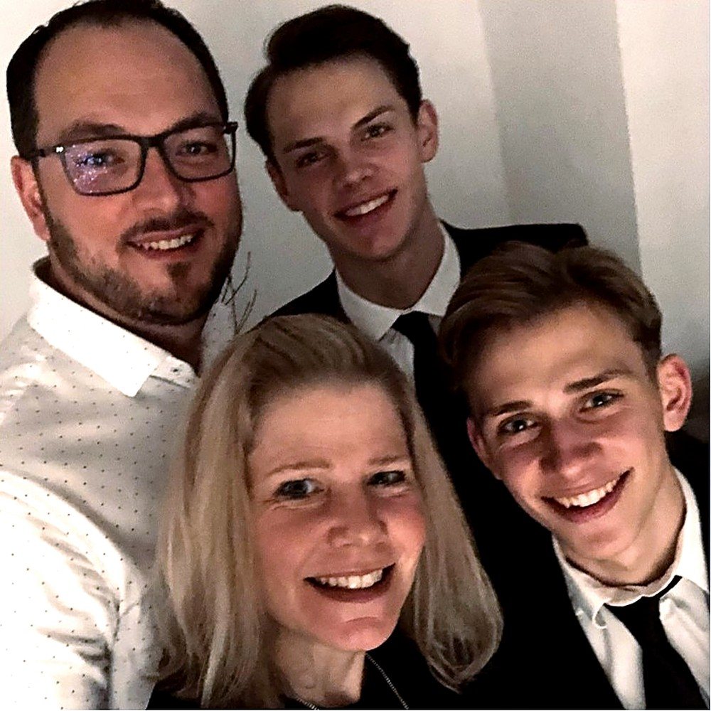 Selfie der Familie Heyer: Holger, seine Frau Linda und die Söhne Brian und Felix, alle lächelnd